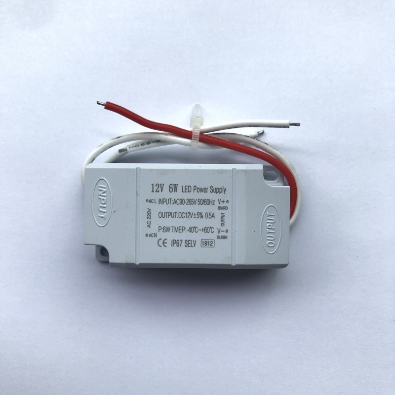 Alimentatore switching con guscio in plastica impermeabile 6W 12V Driver LED regolato a bassa potenza Plastica impermeabile